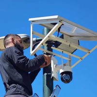 מתקין מצלמות אבטחה